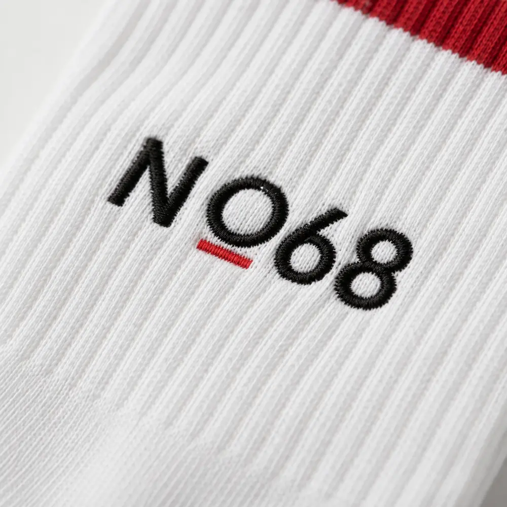 Gesticktes NQ68 Logo auf Textil, Nahaufnahme