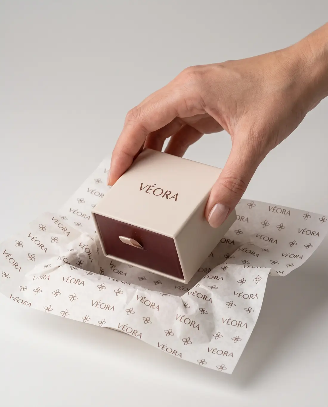 Verpackung von VÉORA: Schmuckschachtel auf bedrucktem Seidenpapier
